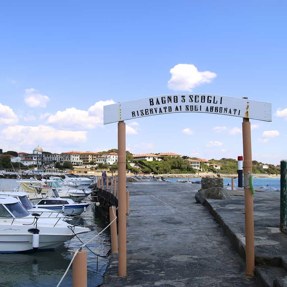 Insegna in legno “Lungomare Bagno Tre Scogli”