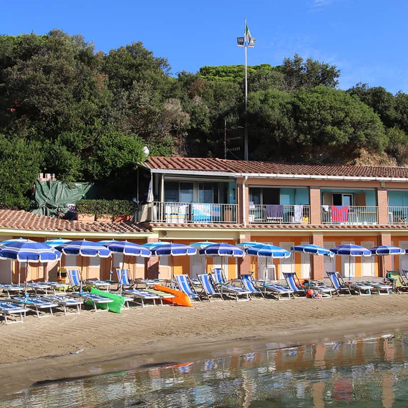 Stabilimento balneare con ombrelloni
